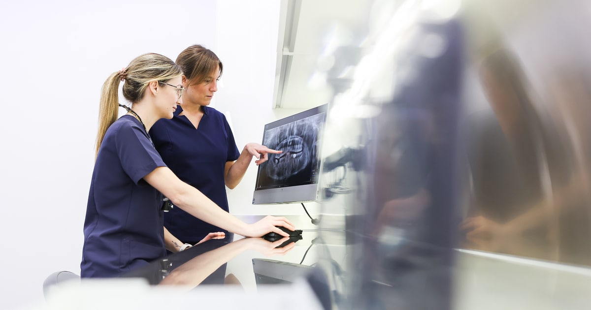 Dentistas observando una caries en una radiografía